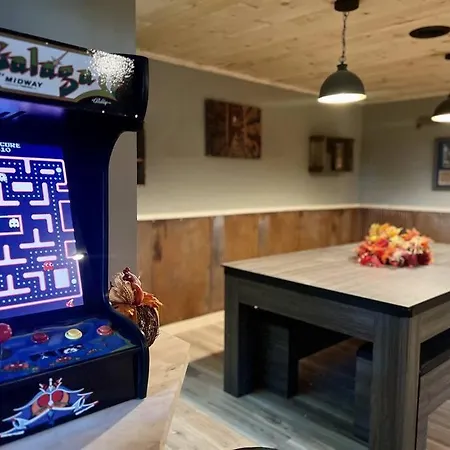 Moonshine Manor-Pets Ok-W/D-Pool Table-Arcade-Hot Tub Villa